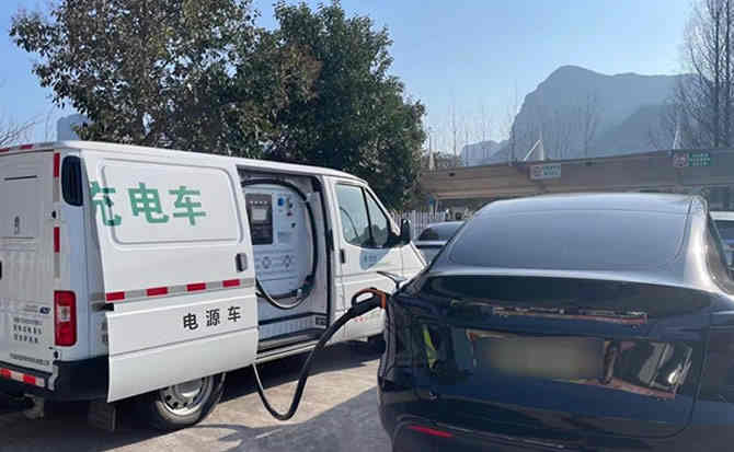 丹巴汽车搭电